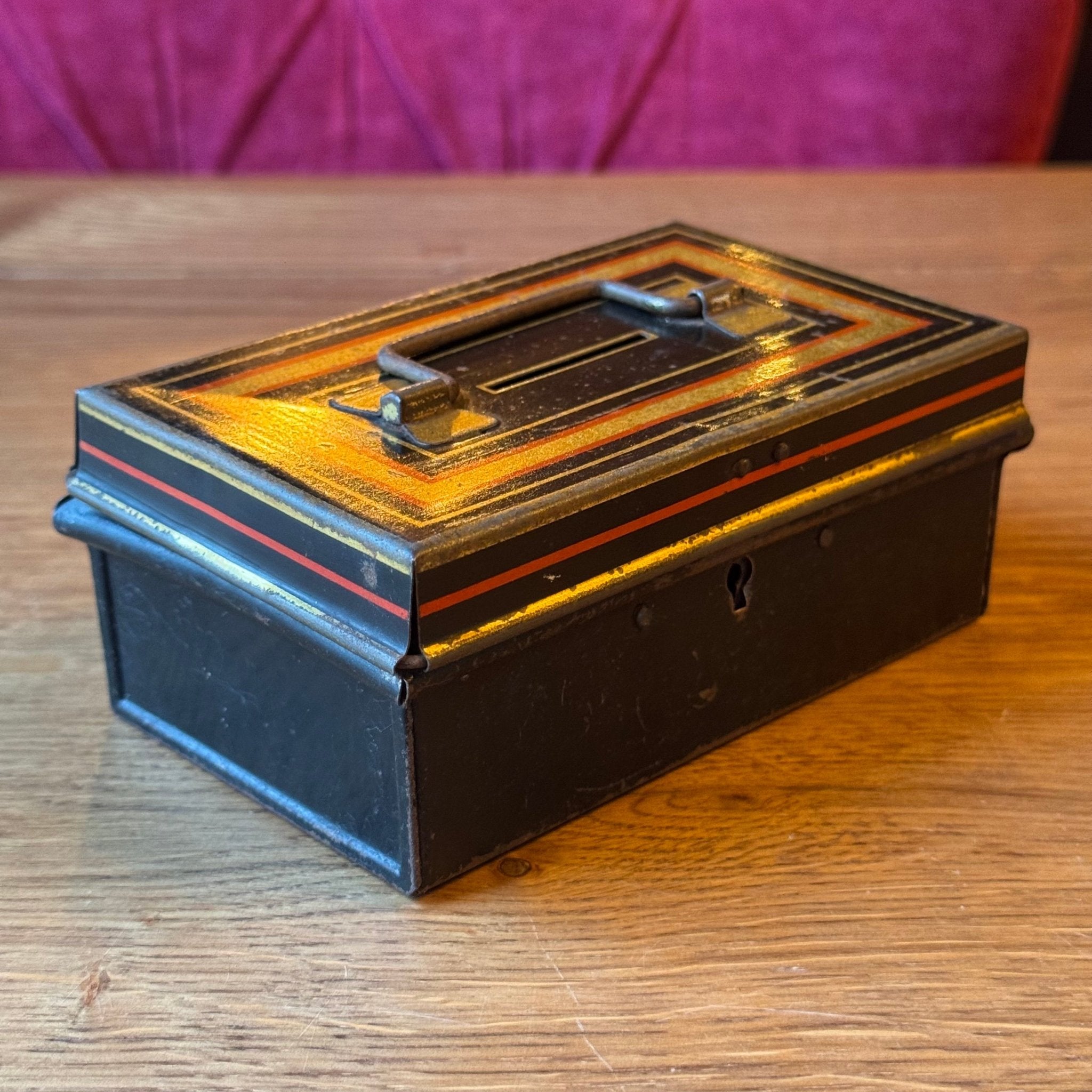 Vintage Metalen Spaar - of Documentenkistje met Sleutel – Zwart met Goud/Rood Decor (ca. 1920–1935) - The Collectionist