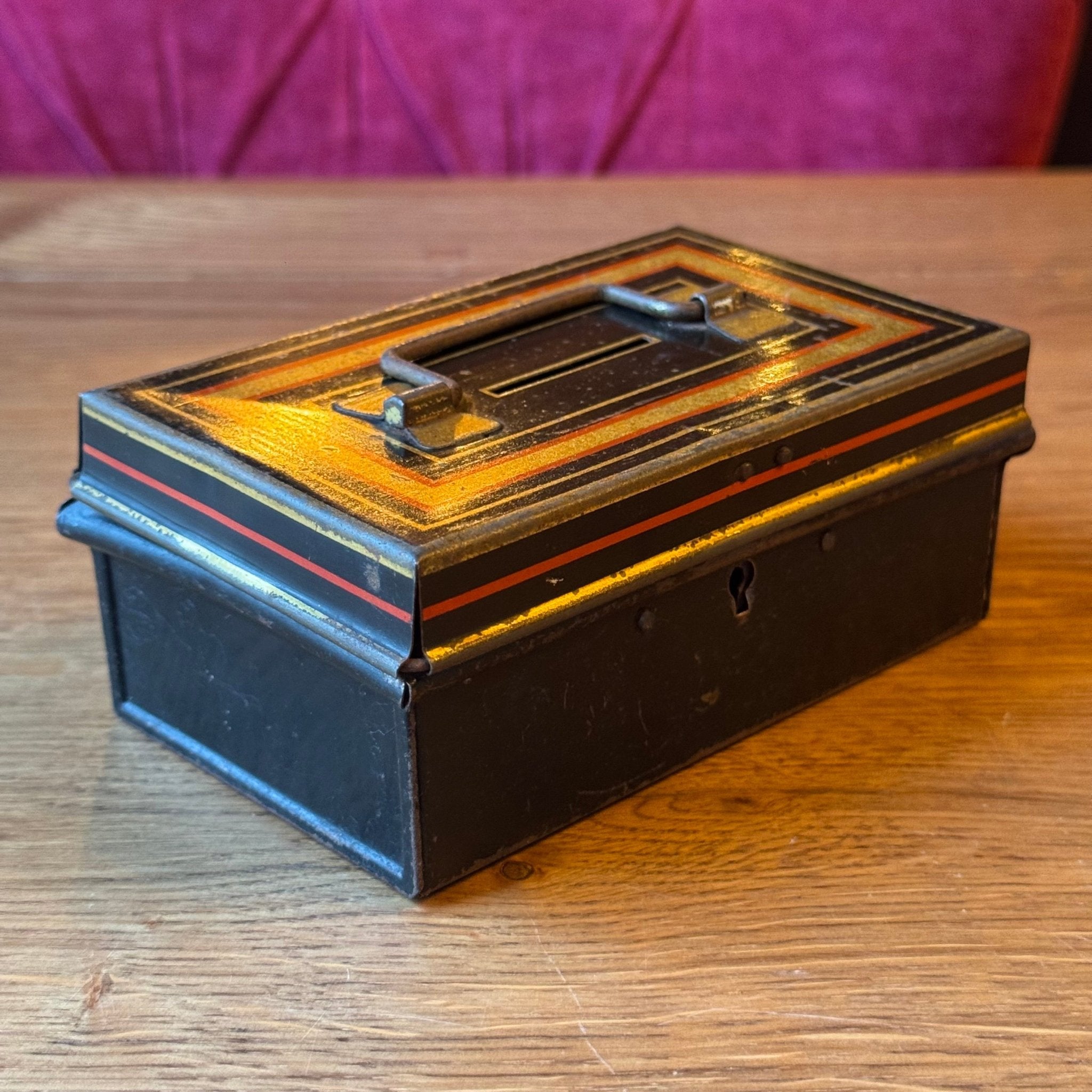 Vintage Metalen Spaar - of Documentenkistje met Sleutel – Zwart met Goud/Rood Decor (ca. 1920–1935) - The Collectionist