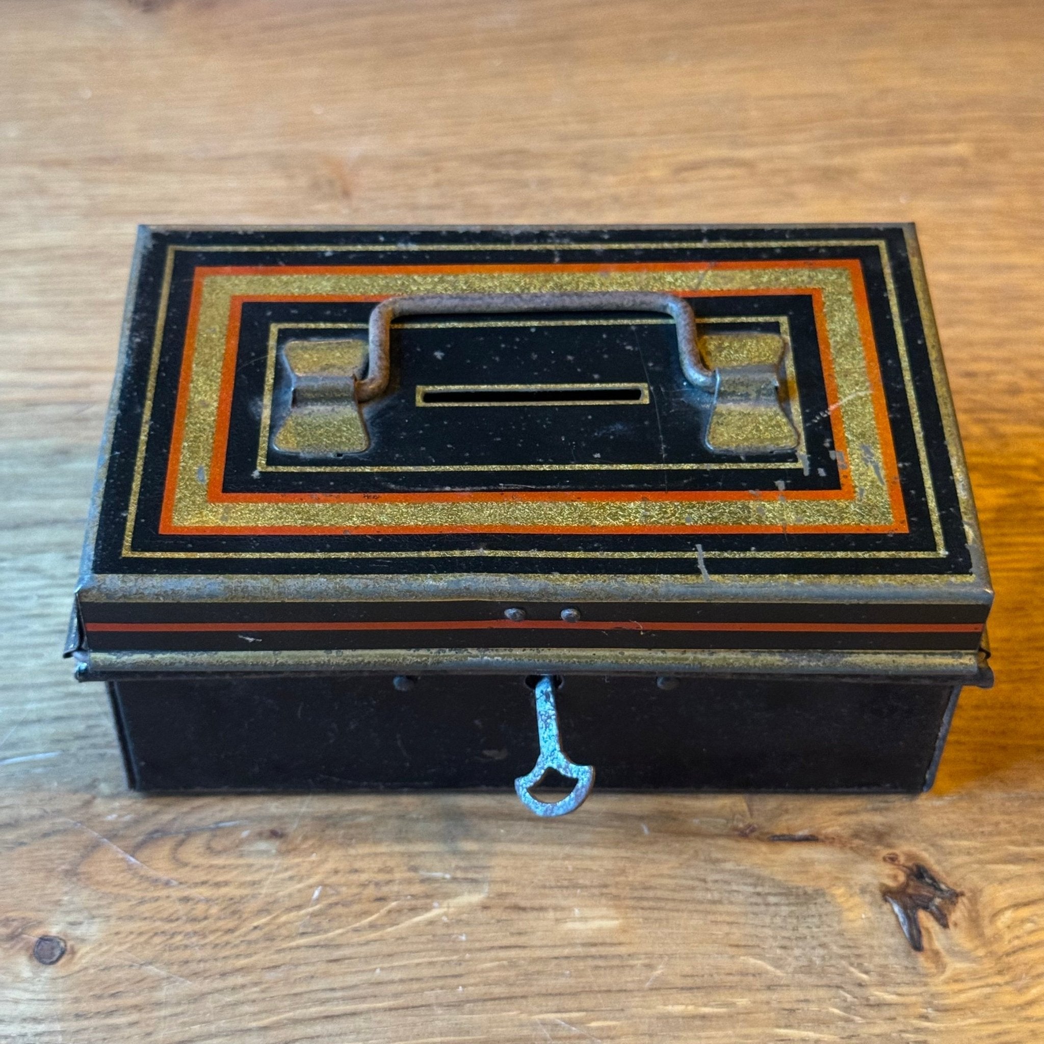 Vintage Metalen Spaar - of Documentenkistje met Sleutel – Zwart met Goud/Rood Decor (ca. 1920–1935) - The Collectionist